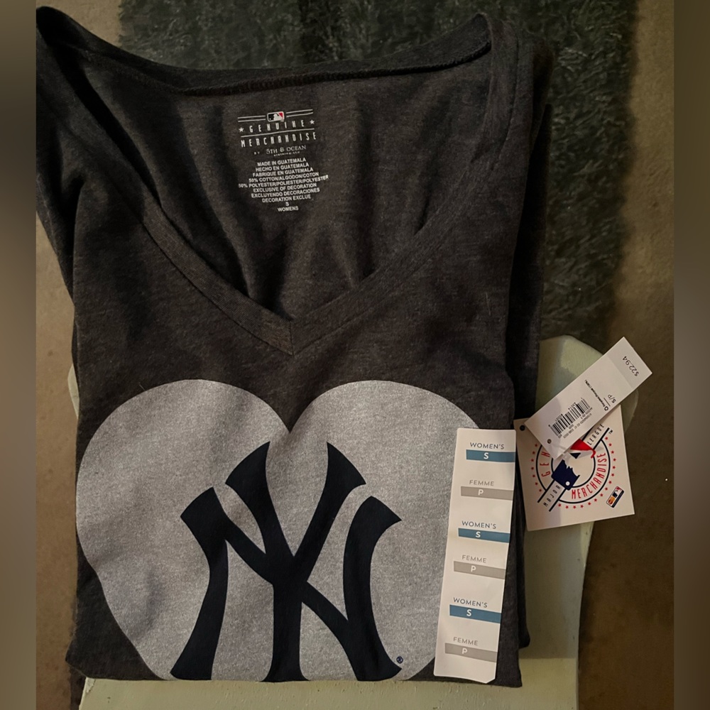 Woman’s Yankee T-Shirt w/ Heart logo ⚾️💙 Size Small *NWT*
